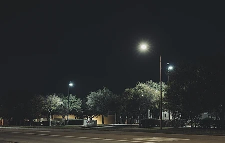 Free download city ​​street lights trees outdoor modern night dark 4K wallpaper, Wallpaper(s) website provided.