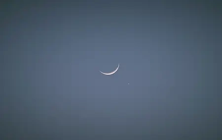 Free download Moon Sky Night Venus Simple Background Minimalism 4K Wallpaper, Wallpaper & 7wallpaper