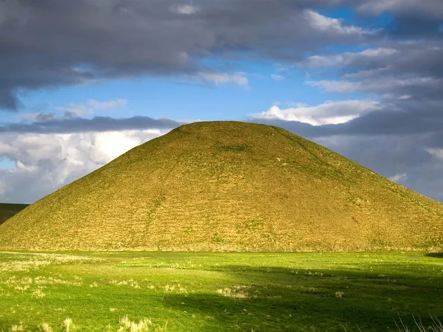 Free download Neolithic site at Silbury Hill, Tillshead, Wiltshire, Wallpaper(s) website provided.