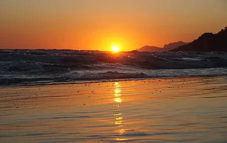 Free download Beach Water Sunset Sunset Glow Mountains Cliff Waves Depth of Field Horizon Computer Wallpaper 4K Wallpaper, Wallpaper(s) website provided.